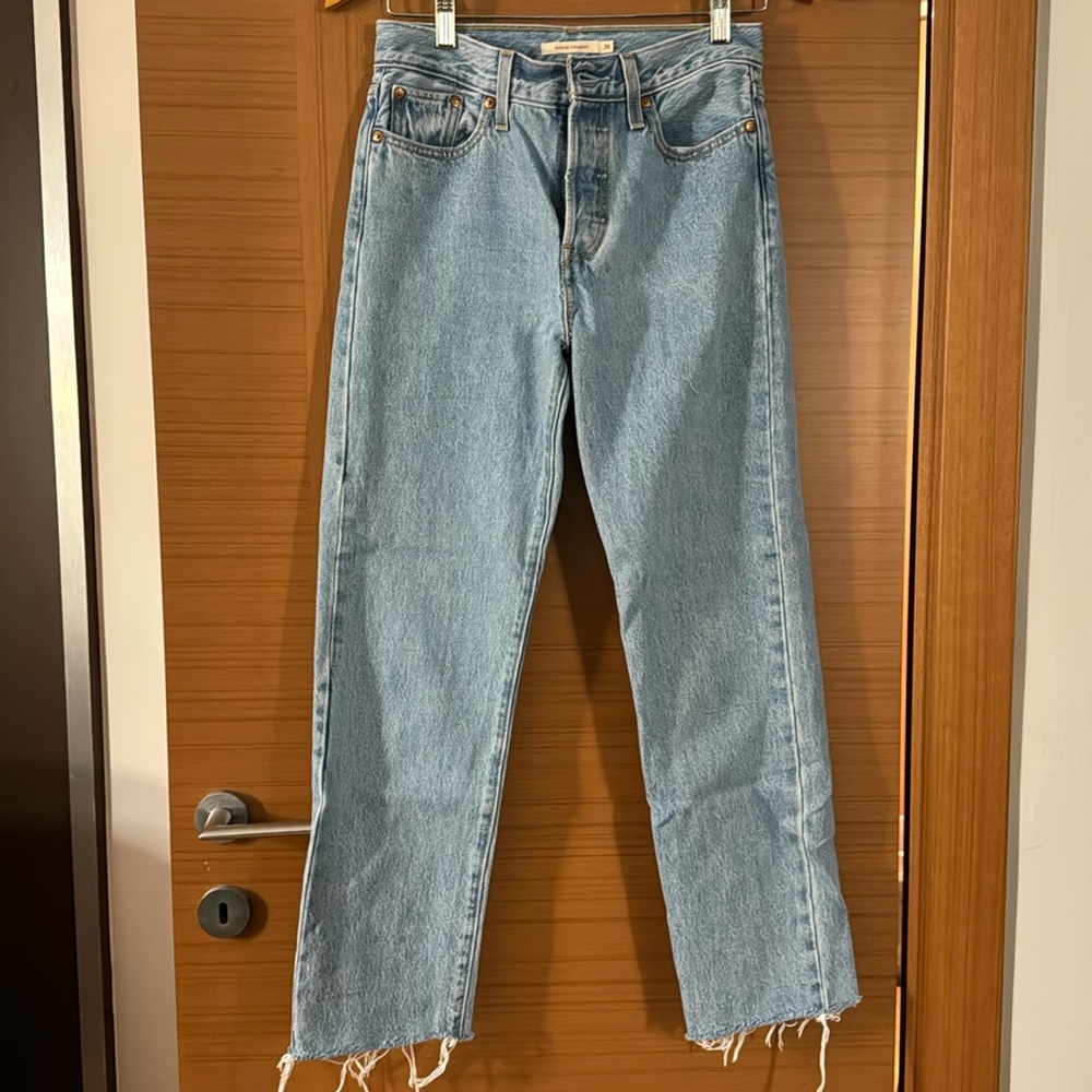 Levi’s Premium Wedgie Straight jeans in great condition. Worn once. Size 26